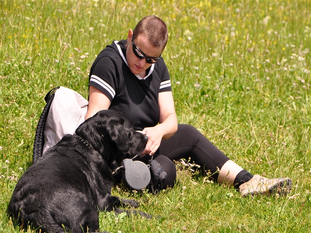 Leo e Monica si concedono un meritato riposo dopo la passeggiata al corno bianco steso sull'erba.